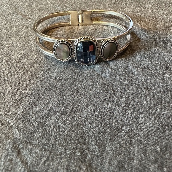 Very pretty bracelet. 6 inches Circumference.​​ - Picture 1 of 1